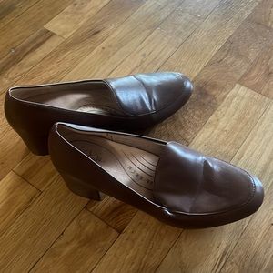 Brown comfy loafer with heel size 8